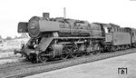 44 615 (Bw Hanau) mit einem Güterzug im Bahnhof Ostheim an der Bahnstrecke Friedberg - Hanau.  (04.09.1959) <i>Foto: Ron Amberger</i>