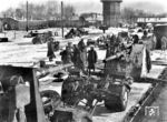 Verladung von Flakgeschützen "auf einem Bahnhof im Osten", wie diese Bilder üblicherweise tituliert wurden. (1942) <i>Foto: RVM (Below)</i>