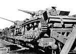 Der Panzer Typ III (vorne) an einer Verladerampe in der Ukraine. Der Panzerkampfwagen III war ein Standardmodell im Zweiten Weltkrieg und mit einer panzerbrechenden Kanone für die Panzerbekämpfung ausgerüstet. Der von Daimler-Benz entwickelte Panzer III, der in den Jahren 1941 und 1942 der wichtigste deutsche Panzerkampfwagen war, bewährte sich in der ersten Kriegshälfte gut, danach nahm jedoch mit dem Erscheinen leistungsfähigerer gegnerischer Panzer sein Kampfwert aufgrund der eingeschränkten Ausbaufähigkeit schnell ab. Von 1936 bis 1943 wurden 5700 Exemplare hergestellt. Hier sind Schadpanzer auf dem Rücktransport in die Heimat.  (1942) <i>Foto: RVM (Schultz)</i>