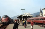 220 054 + 220 052 laufen vor dem Eilzug Wiesbaden - Konstanz in den Bahnhof Hausach (Schwarzwaldbahn) ein. (13.03.1972) <i>Foto: Peter Schiffer</i>