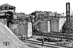 Zwei französische Lokomotiven im Bahnhof Chartres, die gezielt als Sperren zusammengefahren wurden, um die Bahnstrecke Paris - Le Mans für die einmarschierenden deutschen Truppen unbrauchbar zu machen.  (05.1940) <i>Foto: RVM (Pichler)</i>