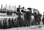Die im Wehrmachtstransportwesen eingesetzten zivilen Bediensteten der Deutschen Reichsbahn waren die sog. "blaue Eisenbahner", während die „Eisenbahntruppen” und „Feldeisenbahneinheiten” als sog. "graue Eisenbahner" Bestandteile des Heeres und damit der kämpfenden Truppe waren. Hier machen sog. "blaue Eisenbahner" vor der rangierenden pr. G 7.2 (55 783), die beim Bw Sochaczew/OBD Warschau eingesetzt war, eine Vesperpause. Die Lok kam übrigens 1939 von der PKP in zweiter Besetzung zur Reichsbahn. Nach 1945 blieb sie bei der PKP und lief dort als Tp2-44. Ausgemustert wurde sie am 07.10.1961. (1943) <i>Foto: RVM (Below)</i>