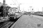 Die gerade 2 Monate alte E 10 1242 vom Bw Heidelberg hatte die Ehre mit einer Garnitur des neuen "Rheingold" den elektrischen Betrieb auf der Strecke Köln - Dormagen - Neuss aufzunehmen.  (27.05.1962) <i>Foto: Fischer</i>