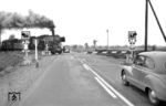 Ein Güterzug mit 50 2920 nach Dieringhausen passiert den Bahnübergang an der Bundestraße 8 bei Porz-Heumar. Dem Fotografen ging es allerdings nicht um den Zug, sondern um die damals hochmoderne Bahnübergangssicherungsanlage.  (1960) <i>Foto: Fischer</i>