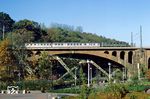 141 268 des Bw Hagen-Eckesey mit N 3117 auf der Wupperbrücke in Wuppertal-Sonnborn. Zum Sommerfahrplan 1995 endete der Einsatz der "Knallfrösche" in Hagen. (31.10.1984) <i>Foto: Wolfgang Bügel</i>