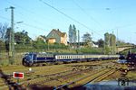 Auf dem Düsseldorfer Gleis ist 110 150 (Bw Köln-Deutzerfeld) mit D 2640 (Braunschweig - Bad Harzburg - Goslar - Kreiensen - Altenbeken - Soest - Wuppertal - Düsseldorf - Mönchengladbach) in Gruiten unterwegs. (31.10.1984) <i>Foto: Wolfgang Bügel</i>