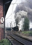 044 671-6 (44 1669) und eine unbekannte Schwesterlok beschleunigen einen Erzzug aus dem Rheiner Rangierbahnhof. (19.05.1972) <i>Foto: Dirk W. Kupfer</i>