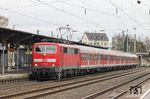 111 014 mit RB 11212 (Köln - Wuppertal), der letzten Bn-Garnitur, die zu DB-Zeiten auf der RB 48 verkehrte, in Solingen Hbf.  (17.11.2010) <i>Foto: Joachim Bügel</i>