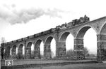 38 3860 und 38 2471 mit dem Abschieds-Sonderzug auf dem Viadukt in Putzkau. (15.04.1972) <i>Foto: Dieter Wünschmann</i>