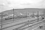 V 200 039 (Bw Frankfurt-Griesheim) verlässt mit F 3 "Merkur" (Stuttgart - Hamburg) den Heidelberger Hauptbahnhof. Auch zwei Jahre nach dessen Eröffnung sind die Anlagen noch tadellos in Schuss. Rechts steht ein SVT der US-Army. (08.06.1957) <i>Foto: Helmut Röth *</i>