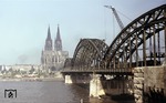 Die zum Bw Dortmund Bbf gehörende 03 1021 überquert die noch zweigleisige Hohenzollernbrücke zwischen Köln Hbf und Deutz. (22.05.1958) <i>Foto: F.R. Dierkes</i>