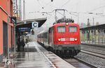 Im strömenden Regen fahren auch Züge. Hier rauscht 115 114 mit dem ICE-Ersatzzug IC 2862 nach Bonn durch Solingen Hbf. (10.11.2010) <i>Foto: Joachim Bügel</i>