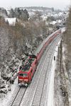 Auch Schnee ist im November eigentlich nichts Besonderes. 111 146 erklimmt mit RE 10414 (Dortmund - Aachen) die Ausläufer des Bergischen Landes bei Schwelm-Martfeld. (30.11.2010) <i>Foto: Joachim Bügel</i>