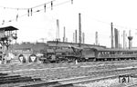 38 3341 (Bw Riesa) mit einem Personenzug in Riesa. Zu DDR-Zeiten war das Stahlwerk Riesa (im Hintergrund) mit 13.000 Beschäftigten das größte metallurgische Kombinat. (1968) <i>Foto: Dieter Wünschmann</i>