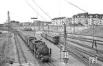 In Heidelberg hat 38 1146 (Bw Karlsruhe) den D 370 (Münster – Konstanz) am Haken. Lt. Bespannungsübersicht vom Sommer 1957 war der Zug planmäßig von Ludwigshafen bis Karlsruhe mit einer Karlsruher P 8 bespannt. (10.06.1957) <i>Foto: Helmut Röth *</i>