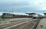 144 076 mit dem Schotterzug Ng 65622 im Bahnhof Murnau. Rechts steht der N 4657 nach Garmisch mit 111 073 und 141 035. (25.05.1979) <i>Foto: Prof. Dr. Willi Hager</i>