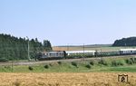 Eine andere Perspektive vom gleichen Zug (D 469 München - Prag) mit 118 005 am Einfahrsignal von Hagelstadt. (29.08.1979) <i>Foto: Dorothee Hager</i>