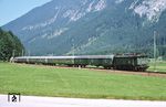 Und der gleiche Zug (N 5511) mit 144 504 aus anderer Perspektive bei Hallthurm. (30.08.1979) <i>Foto: Dorothee Hager</i>