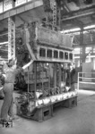Während des Aufenthaltes im Ausbesserungswerk Opladen wurde auch der 6-Zylinder Diesel-Reihenmotor einer unbekannten V 36 einer gründlichen Aufarbeitung unterzogen. (1956) <i>Foto: Slg. Eisenbahnstiftung</i>