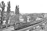 Sichtlich eilig hatte es anscheinend E 93 16, die sich mit ihrem Güterzug bei Bruchsal in die Kurve legt und den Fotografen mit einer falsch eingestellten Belichtungszeit überraschte.  (03.08.1957) <i>Foto: Helmut Röth *</i>