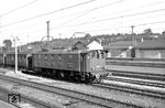 E 52 05 mit der sehenswerten Wagengarnitur des P 1168, die das Alter der Lok (Baujahr 1924) wohl noch überschreiten dürfte, im Bahnhof Bretten. (03.08.1957) <i>Foto: Helmut Röth *</i>