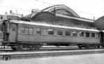 Ein Teakholz-Speisewagen (Nr. 10213) der SBB/CFF im Bahnhof Basel SBB. (07.1951) <i>Foto: Joseph P. Saitta</i>