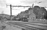 Das "Mädchen für alles" war auch im äußersten Südwesten im Einsatz. 50 2797 vom Bw Waldshut fährt mit einem Güterzug in Säckingen ein. (16.08.1957) <i>Foto: Helmut Röth *</i>