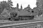 Die beim Bw Haltingen stationierte 75 225 (ex bad. VI b 223) im Bahnhof Lörrach. (17.08.1957) <i>Foto: Helmut Röth *</i>