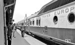 TEE 31 "Rhein-Main" (Frankfurt/M - Amsterdam) wartet im Bahnhof Emmerich auf die Abfertigung. (21.06.1962) <i>Foto: Walter Hollnagel</i>