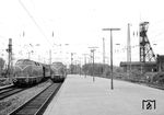 V 200 067 (Bw Hamm) fährt in Gelsenkirchen Hbf ein, während V 200 082 am Bahnsteig wartet. Rechts steht der Förderturm des heute längst verschwundenen Schachts Hibernia.  (1961) <i>Foto: Willi Marotz</i>