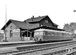 ETA 150 575 (Bw Recklinghausen) ist im (heute längst stillgelegten) Bahnhof Castrop auf der Emschertalbahn eingetroffen.  (09.1961) <i>Foto: Willi Marotz</i>