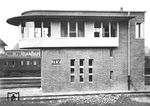 Das neue als typischer Zweckbau der 1930er Jahre ausgeführte Wärterstellwerk V im Mainzer Hauptbahnhof.  (1935) <i>Foto: Adam Raisch</i>