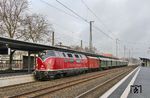 Parallel zur Schienenbusfahrt nach Hattingen (vgl. Bild-Nrn. 48018 und 48019) fuhr V 200 033 mit DPE 24493 (Neheim-Hüsten - Bonn) durch Solingen Hbf. (16.12.2017) <i>Foto: Joachim Bügel</i>