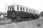 Dieser im Jahr 1925 von der Firma Deutsche Werke Kiel (DWK) hergestellte Triebwagen (Bauart (1A)’(A1)’-bm, Fabrik-Nr. 66) lief ursprünglich beim LVA Lokomotiv-Versuchsamt Grunewald als „Altona 101“, ab 1927 als „VT 751 Altona“ der DRG sowie ab 1947 als VT 85 901, bevor er am 21.12.1950 bei der DB ausgemustert wurde. Das Niedersächsische Landeseisenbahnamt (NLEA) übernahm ihn 1951, gab ihm die Nr. T 157 und übertrug ihn der Niederweserbahn in Bremerhaven-Wulsdorf, wo er 1952 nach einem Generalumbau in Betrieb ging (nun als (A1)’(1A)’-dm), Aufnahme in Kiel. Ab Oktober 1963 diente er den Verkehrsbetrieben Grafschaft Hoya (VGH) als „T 3“, bevor er im Januar 1974 an die niederländische Museumsbahn Stichting Stoomtram Goes-Borsele“ (SGB) verkauft und dort im Juli 1981 nach einem Unfall verschrottet wurde.  (1952) <i>Foto: Werkfoto</i>