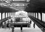 Zwischen Stadt- und Ringbahn entstand 1928 ein neuer Bahnhof, der neben seiner vorrangigen Nutzung als Umsteigebahnhof auch als Zu- und Abgang zum geplanten Messegelände vorgesehen war und daher den Namen "Ausstellung" bekam. Werktags wurde mit 16.000 bis 20.000 Fahrgästen im Umsteigeverkehr zwischen Stadt- und Ringbahn gerechnet, täglich hielten hier etwa 700 Züge. Hinzu kamen nochmals 50.000 Fahrgäste, die bei Messen erwartet wurden. Am 15. Januar 1932 folgte die Umbenennung des Bahnhofs in "Westkreuz". (1929) <i>Foto: RVM</i>
