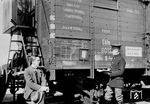 Abfertigung des G-Wagens "Cöln 8012" der P.St.E.V. (Preußische Staats-Eisenbahn-Verwaltung) im Verschiebebahnhof von Berlin-Tempelhof. (09.05.1921) <i>Foto: RVM-Archiv</i>