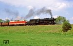 50 3520 (Bw Halberstadt) mit 119 162 (Bw Oebisfelde) vor einem Güterzug bei Wegeleben. (09.05.1986) <i>Foto: Slg. Wolfgang Bügel</i>