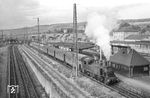75 221 verlässt mit P 1238 in Richtung Basel den Bahnhof Weil am Rhein. (17.08.1957) <i>Foto: Helmut Röth</i>