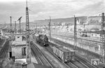 57 2983 (Bw Haltingen) auf dem Ablaufberg des Bahnhofs Basel Bad. Rangierbahnhof, der parallel zum Bahnhof Weil am Rhein liegt. (17.08.1957) <i>Foto: Helmut Röth *</i>