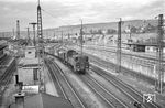 Kurze Güterzüge und Verschiebedienste gehörten zu den Hauptaufgaben der Haltinger VI b. 75 224 ist hier mit einer Rangierfahrt aus dem Areal des Bahnhofs Basel Bad. Rangierbahnhof, direkt neben dem Bahnhof Weil am Rhein unterwegs. (17.08.1957) <i>Foto: Helmut Röth</i>