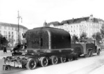 Transport der 72 t schweren Abschlußhaube für den Munitionslift eines der Berliner Flaktürme, die in den Stadtgebieten von Tiergarten, Friedrichshain und Humboldthain aufgestellt waren.  (1941) <i>Foto: RVM</i>