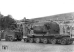 Transport der 72 t schweren Abschlußhaube der Henrichshütte Hattingen/Ruhr, für den Munitionslift einer der Berliner Flaktürme. Zugmaschine ist der Kaelble DR 70192, aufgenommen vor dem im Zweiten Weltkrieg zerstörten Lehrter Fernbahnhof. (1941) <i>Foto: RVM</i>
