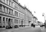 Das Reichsverkehrsministerium (mit Figuren und Balkon) an Wilhelmstraße -Blickrichtung Norden- im Berliner Bezirk Mitte. Dahinter kreuzt die Voßstraße, es folgt die neue Reichskanzlei (mit Fahne), rechts gegenüber des Ministeriums liegt der Wilhelmplatz. (1941) <i>Foto: RVM</i>