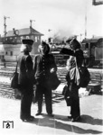 Zugbegleiterinnen in Frankfurt (Main) Hpbf. Im Hintergrund fährt unbemerkt 38 3622 vom Bw 1 Frankfurt (Main) vorbei. (1940) <i>Foto: RVM (Trost)</i>