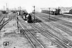 Eine pr. G 9 (BR 55.23), die letzte für die Preußischen Staatseisenbahnen entwickelte Nassdampflok, mit einem Güterzug in Krefeld Gbf. Rechts überholt ein Personenzug mit (möglicherweise) einer pr. P 3.2 (bei der DRG als Baureihe 34.70 vorgesehen). (1908) <i>Foto: RVM-Archiv</i>