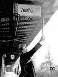 S-Bahn-Aufsicht beim Wechseln der Zugzielanzeige auf dem S-Bahn-Bahnsteig in Berlin-Pankow-Heinersdorf. (1971) <i>Foto: Historische Sammlung der Deutschen Bahn AG</i>