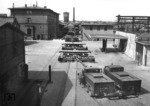 Die gigantischen Ausmaße, die für den (U-)Boot-Transport zum Schwarzen Meer erforderlich waren, verdeutlicht diese Aufnahme mit vier Kalble-Zugmaschinen auf dem Gelände des Reichsbahn-Ausbesserungswerkes in Berlin-Tempelhof. (1940) <i>Foto: RVM</i>