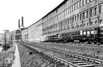 Ein F-Zug, geführt von einer Hammer V 200, vor den Continental-Werken kurz hinter dem Hannoveraner Hauptbahnhof. (1961) <i>Foto: Hans Berkowski</i>