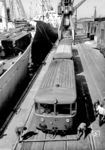 Verschiffung einer 795/995-Garnitur im Hamburger Hafen. (27.07.1981) <i>Foto: Dieter Chlouba</i>