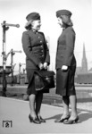 Anregendes Gespräch zweier Zugbegleiterinnen auf dem Postbahnsteig des Stettiner Bahnhofs in Berlin.  (1942) <i>Foto: RVM (Holtmann)</i>